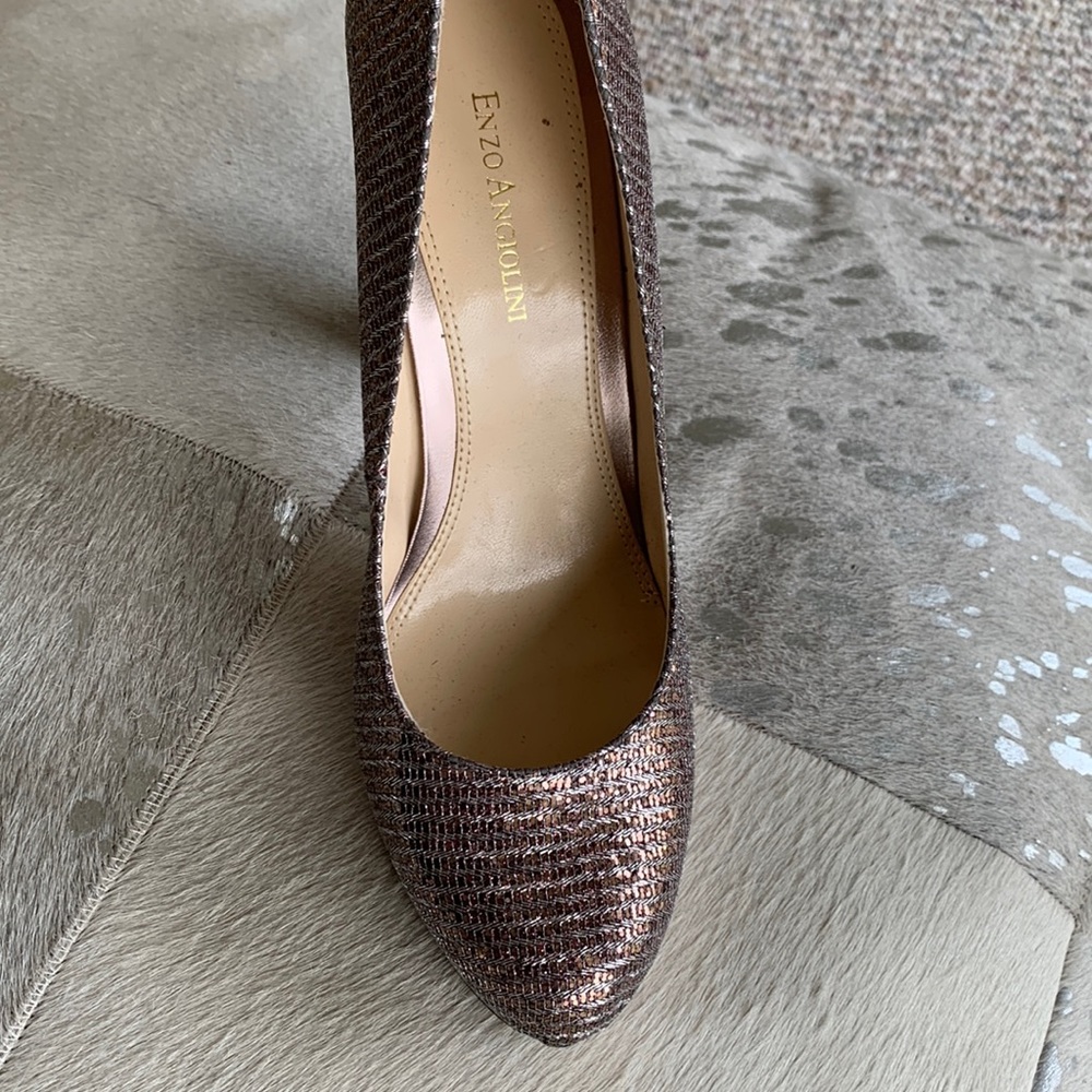 Cute and shiny Enzo heels